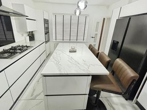 Kitchen- click for photo gallery
